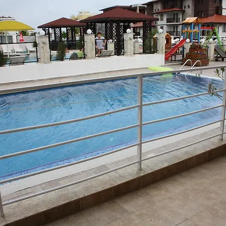 Family Santorini מלון